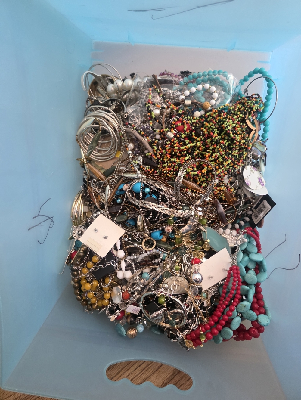 Huge Lot Of 30lbs Of Assorted Costume Jewelry - Picture 9 of 11